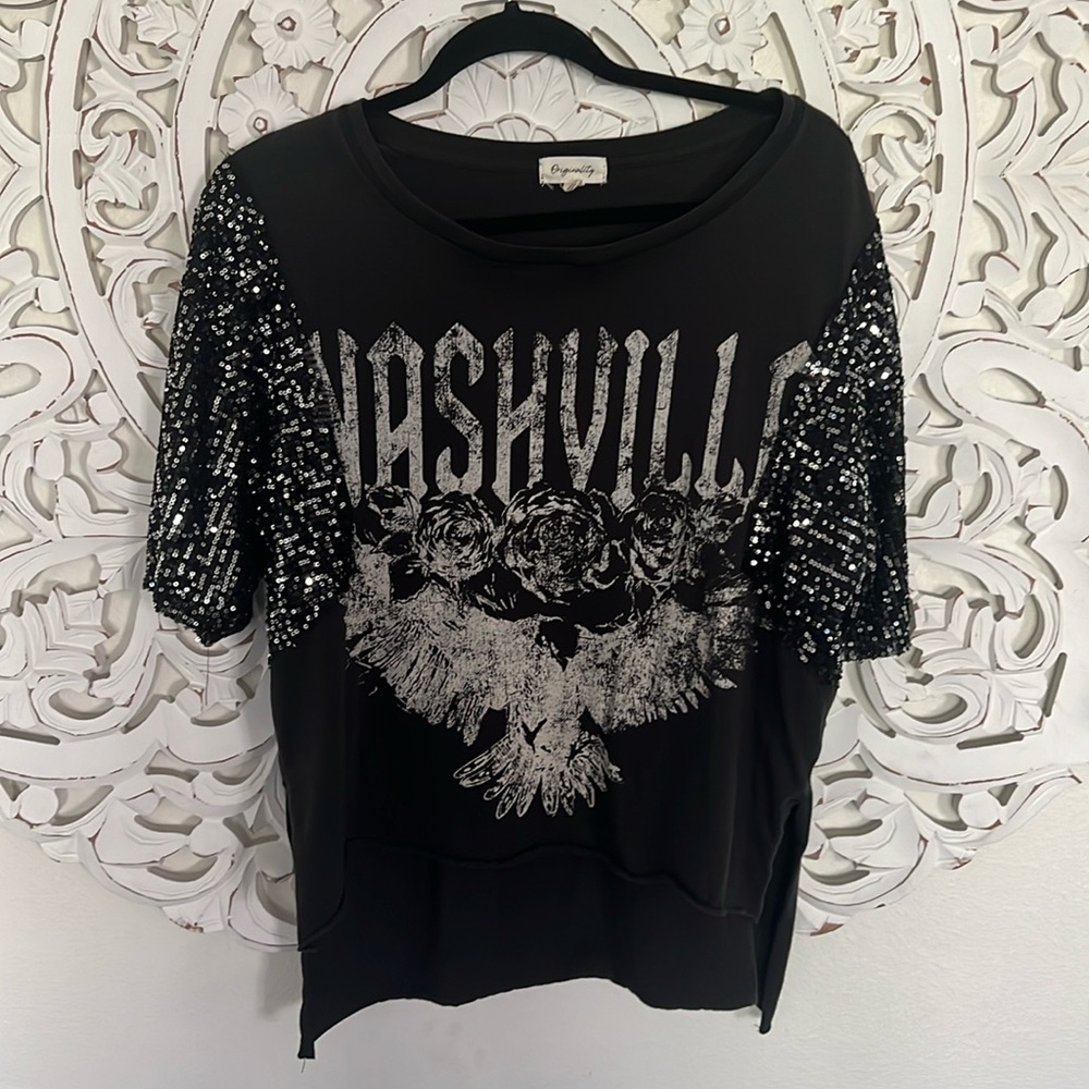T-shirt Nashville runs big sequence sleeves